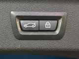 ●電動リアゲート:ワンタッチでリアゲートの開閉ができ、荷物などで両手が塞がっている状態でも簡単に開閉ができる便利機能です。