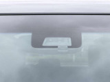 【三菱e-Assist】走行中に前方の車両等を認識し、衝突しそうな時は警報とブレーキで衝突回避と被害軽減をアシスト。より安全にドライブをお楽しみいただけます。