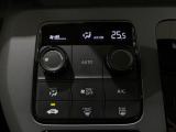 【オートエアコン】一度お好みの温度に設定すれば、車内の温度を検知し風量や温度を自動で調整。暑い&hellip;寒い&hellip;と何度もスイッチ操作をする必要はありません。快適な車内空間には必須の機能ですね♪