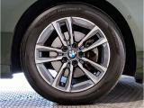 BMWの純正アロイホイールは軽量かつ強度にも優れているホイールで走行性能を引き上げる設計になっております。足元にもBMWは妥協がなくこだわっている個所になります。