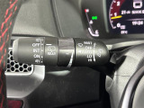 【オートワイパー(AUTO)】雨が降り出した時に、雨滴検出用センサー(レインセンサー)が雨滴を感知すると、自動でワイパーが動作します。