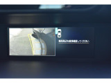 様々な情報を映し出すマルチファンクションディスプレイ。シフトレバーをリバースにすると連動してサイドカメラ映像&バックセンサーに切り替わります。