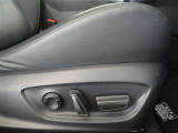 パワーシート搭載。微妙な調整が手軽にでき、ピッタリのポジションで運転することが可能です。