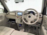 運転席まわりです。 各操作スイッチは使いやすい位置に配置されてます。