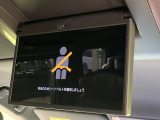 【14型有機ELフリップダウン】三列目からでも迫力のエンタメが観れる大画面フリップダウン。有機ELのモニターでは、一般的なフリップダウンよりも高コントラストでキレイな映像を楽しめます。