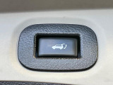【パワーバックドア】スマートキーや運転席のボタンを押すだけでリアゲートが自動で開閉します!荷物を持っている時や、高い位置にあるバックドアを閉める際に便利な機能です♪