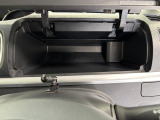 運転席側のインパネアッパーボックスは嬉しい収納!フタ付きなので小物が走行中に落ちるがありません♪