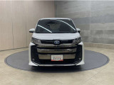 お車購入のポイントとなるフロントマスクです!シャープな目つきが印象的なデザインのヘッドランプです。