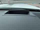 カラーヘッドアップディスプレイ(フロントガラスに運転に必要な情報が映し出されます)