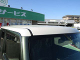 こちらのお車はツートンカラーとなっています。天井とミラーのカバーはホワイトです。