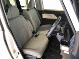 運転席の座面高さを調整できるシートリフターが付いています。フロントシートはベンチシートを採用で、座面も広く使い勝手もいいですよ♪