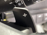 【減速セレクター(e:HEV)】アクセルペダルを離したときの減速の強さを調整することができます!下り坂で速度が上がるとき、高速道路で前走車がいるときなどの速度調整を手元に行うことができ安心ですね!