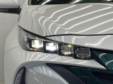 【三眼LEDヘッドライト】スタイリッシュな見た目の三眼LEDヘッドライトを装備♪スタイルだけでなく、夜間の走行も視界良好で安心してお乗りいただけます。