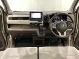 車内は光触媒抗菌消臭施工済です。インパネ周りはスタイリッシュなデザインで機能や装備も充実しています。グローブボックスやカップホルダーのほかにトレーなどたくさんの収納スペースが付いています。
