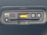 【ETC】有料道路を利用する際に料金所で停止することなく通過できる、ETC車載器(ノンストップ自動料金収受システム機器)が装備されています。セットアップを行うことで利用可能になります。