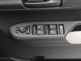 パワーウィンドウのスイッチです。運転席に居ながら助手席の窓を開け閉めできるので便利ですよ。 ロック機能も付いてるので子供がイタズラして窓を開けるという事もできなくできますよ。