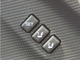 運転席シートメモリー機能を装備。登録したシートポジションをワンタッチで呼び出せるため、複数人で運転する際も快適です。