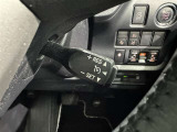 クルーズコントロール機能が付いています。 速度を設定するとアクセルを踏まなくても一定の速度で走ることができます。  高速道路ではとても便利な装置なんです。