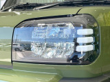 【LEDヘッドライト】悪天候や夜間走行時も良好な視界を確保し安心して運転できる高輝度LEDヘッドライトを装備!点灯速度が早く、消費電力も抑えられています。