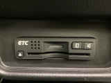 ETCがついています。高速道路の料金所の通過も楽々です!。 カードの取り出しもしやすい場所についています。