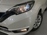 【LEDヘッドライト】悪天候や夜間走行時も良好な視界を確保し安心して運転できる高輝度LEDヘッドライトを装備!点灯速度が早く、消費電力も抑えられています。