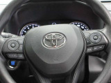 ステアリングスイッチ付。車の操作をハンドル回りで行えるので安全に操作できます