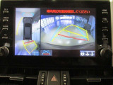 パノラミックビューモニター付きです。車両を上から見たような映像をディスプレイ画面上に表示。運転席からの目視だけでは見にくい、車両周辺の状況をリアルタイムでしっかり確認できます。