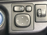 【電動格納ミラー】サイドミラーは電動格納式となっており、狭い駐車場でもキズがつくリスクを抑えられます。