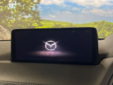【10.25インチマツダコネクト】車内の雰囲気にマッチした大型ディスプレイ。スマホ接続でのナビ使用やBluetooth再生等、様々な機能が楽しめます。直感的なダイヤル操作が可能で、使い勝手も良好です。
