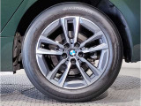 BMWの純正アロイホイールは軽量かつ強度にも優れているホイールで走行性能を引き上げる設計になっております。足元にもBMWは妥協がなくこだわっている個所になります。