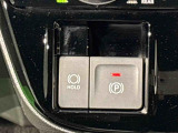 指先だけで簡単に操作が可能な電動パーキングブレーキを採用。「HOLD」スイッチを押すと、渋滞や信号待ちなどでブレーキペダルから足を離しても、ブレーキを保持するので安心です