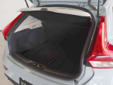 コンパクトなボディでも乗車人数分の旅行の荷物を積載可能です トノカバーはハッチの開閉に連動して持ち上がり、取り外しも簡単です