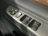 【電動格納ミラー】サイドミラーは電動格納式となっており、狭い駐車場でもキズがつくリスクを抑えられます。