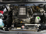 660cc・直列3気筒エンジン(K6A型)は、軽量ながら力強いトルクを発揮し、街乗りから山道まで安定した走りを実現します