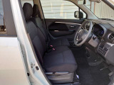 【運転席シート】へたりがちな運転席も大きなへたりがなく、綺麗な状態です。