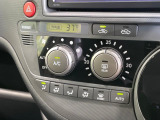 【オートエアコン】一度お好みの温度に設定すれば、車内の温度を検知し風量や温度を自動で調整。暑い&hellip;寒い&hellip;と何度もスイッチ操作をする必要はありません。快適な車内空間には必須の機能ですね♪