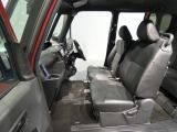 【運転席シート】長時間の運転でも疲れにくい、適度なホールド感があるシート。ベンチシート形状で助手席側からの移動もスムーズです。