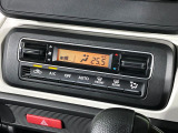【オートエアコン】一度お好みの温度に設定すれば、車内の温度を検知し風量や温度を自動で調整。暑い&hellip;寒い&hellip;と何度もスイッチ操作をする必要はありません。快適な車内空間には必須の機能ですね♪