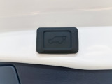 パワーバックドアです。荷物を持っていても、ボタンを押すだけで簡単に開閉ができます。