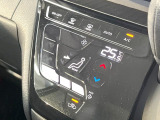 【オートエアコン】一度お好みの温度に設定すれば、車内の温度を検知し風量や温度を自動で調整。暑い&hellip;寒い&hellip;と何度もスイッチ操作をする必要はありません。快適な車内空間には必須の機能ですね♪
