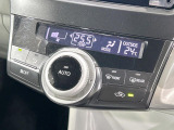 【オートエアコン】一度お好みの温度に設定すれば、車内の温度を検知し風量や温度を自動で調整。暑い&hellip;寒い&hellip;と何度もスイッチ操作をする必要はありません。快適な車内空間には必須の機能ですね♪