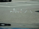 カラーヘッドアップディスプレイ付き。少ない視線移動で情報を確認できるので、運転の疲労軽減に繋がりますよ♪