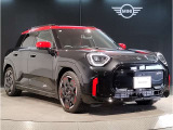 MINIのフロントグリルのデザインはイギリスで生まれた当初から、シルバーのサイドバーが折り重なった伝統的なデザインで御座います。その伝統はBMWのお車になってからでも少しずつ形を変えて守られております