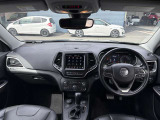 JEEPらしい無骨なデザインです!シンプルですが、上質感に満たされたインテリアデザイン。
