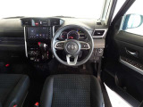 革巻きステアリングで快適な操作性の運転席です。