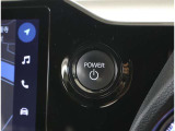 スマートキーを携帯していればキーを取り出さずにドアを施錠&解錠。クルマの始動も可能です。