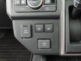 【シートヒーター】運転席と助手席をそれぞれ独立して操作できるため、座る人と室内温度にあわせた快適なシート温度が得られます♪