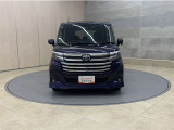 お車購入のポイントとなるフロントマスクです!シャープな目つきが印象的なデザインのヘッドランプです。