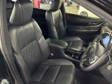 運転席の画像です。足元やシートまわりに余裕があり、リラックスした姿勢で運転が可能です。視界も良好で操作系へのアクセスもしやすく、快適で安心感のあるドライブをサポートします。