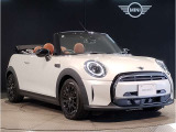 MINIのフロントグリルのデザインはイギリスで生まれた当初から、シルバーのサイドバーが折り重なった伝統的なデザインで御座います。その伝統はBMWのお車になってからでも少しずつ形を変えて守られております